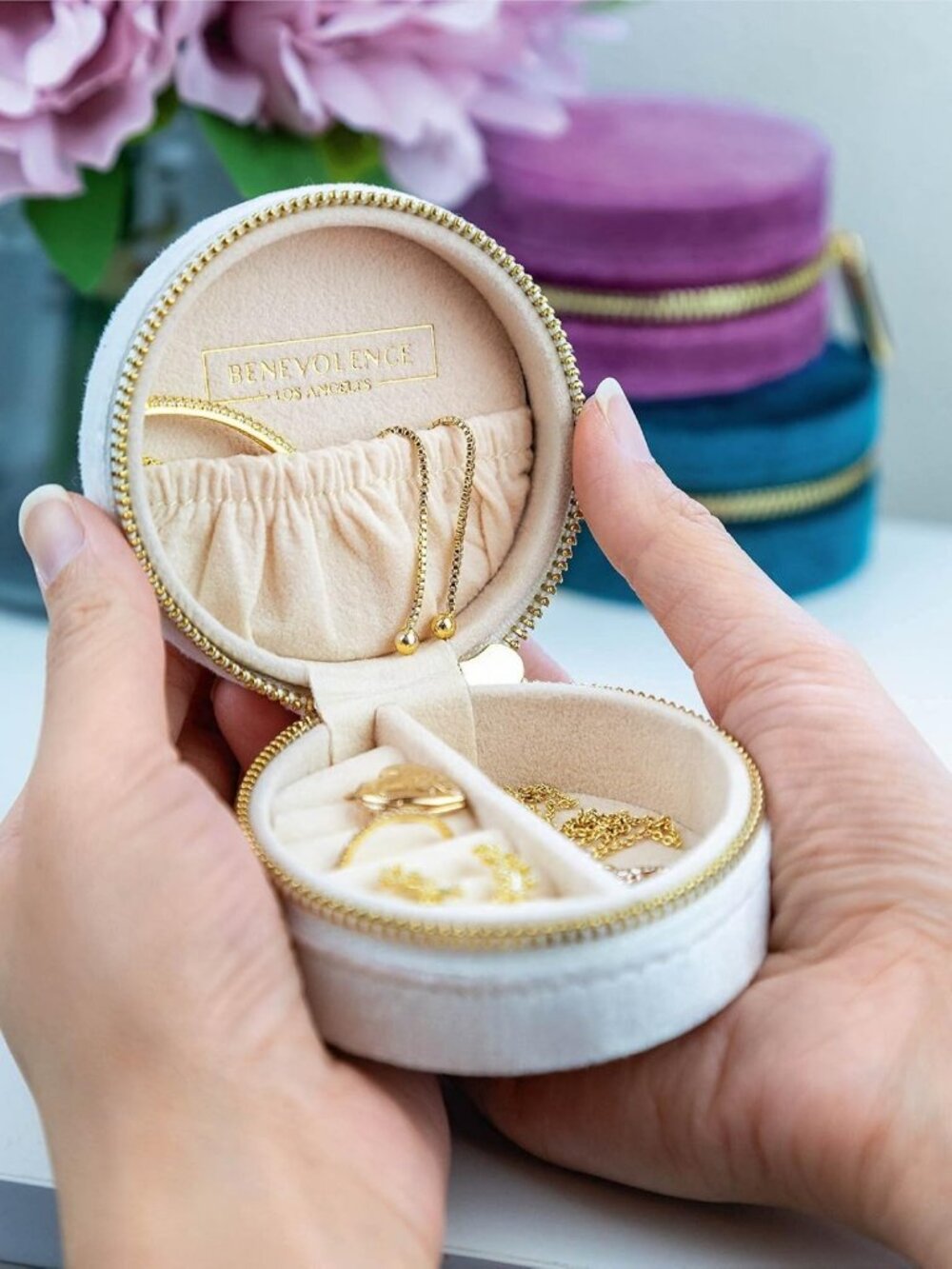 Compact Velvet Travel Jewelry Box - Round Zipper Case for Rings, Earrings - Picture 5 of 6
